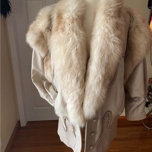 This is an absolutely stunning Norma Canada vintage women's Fur natural jacket